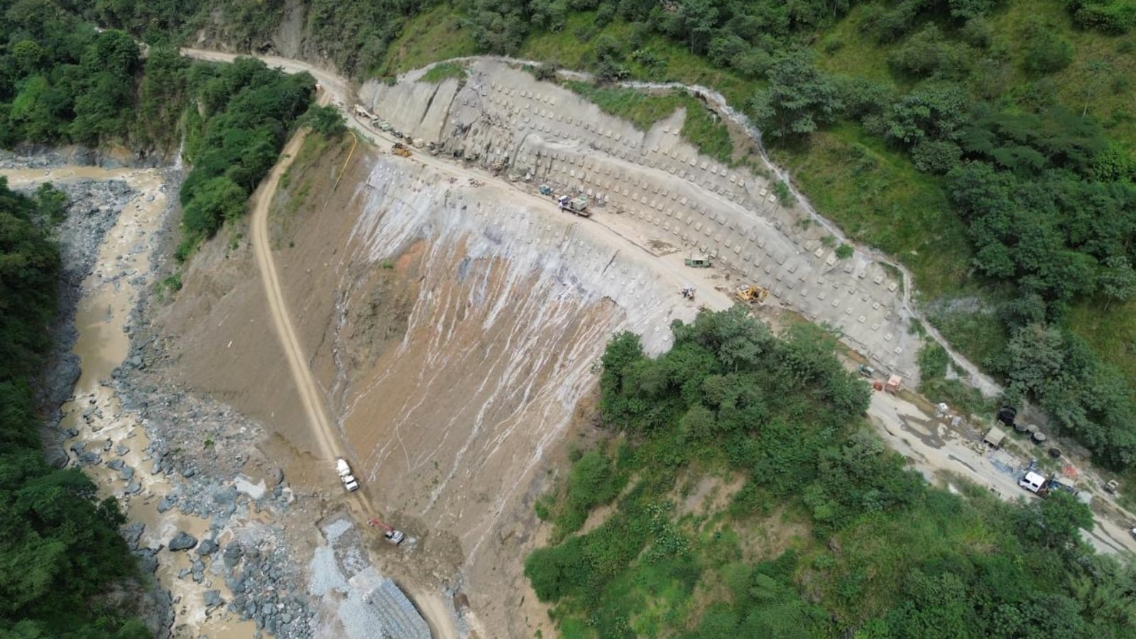 Las obras de estabilización y pavimentación en el sector La Sinifaná permitieron restablecer el tránsito en doble sentido en uno de los corredores más estratégicos del Suroeste antioqueño.