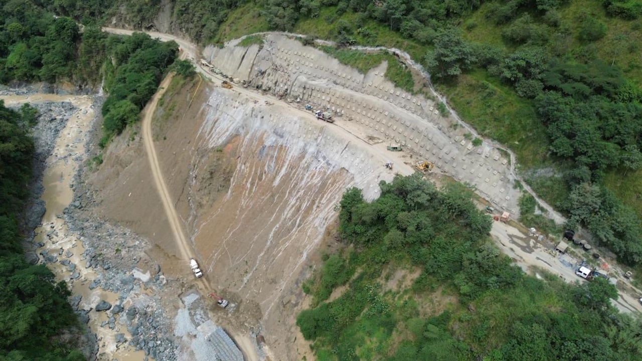 Las obras de estabilización y pavimentación en el sector La Sinifaná permitieron restablecer el tránsito en doble sentido en uno de los corredores más estratégicos del Suroeste antioqueño.