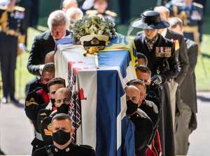 Portadores del féretro que llevan el ataúd del duque de Edimburgo, seguidos por el Príncipe de Gales, a la izquierda y la Princesa Ana, a la derecha, a la Capilla de San Jorge para su funeral, en el Castillo de Windsor, en Windsor, Inglaterra, el sábado 17 de abril de 2021. Príncipe Felipe murió el 9 de abril a la edad de 99 años después de 73 años de matrimonio con la reina Isabel II de Gran Bretaña. Foto: Danny Lawson / Pool vía AP.