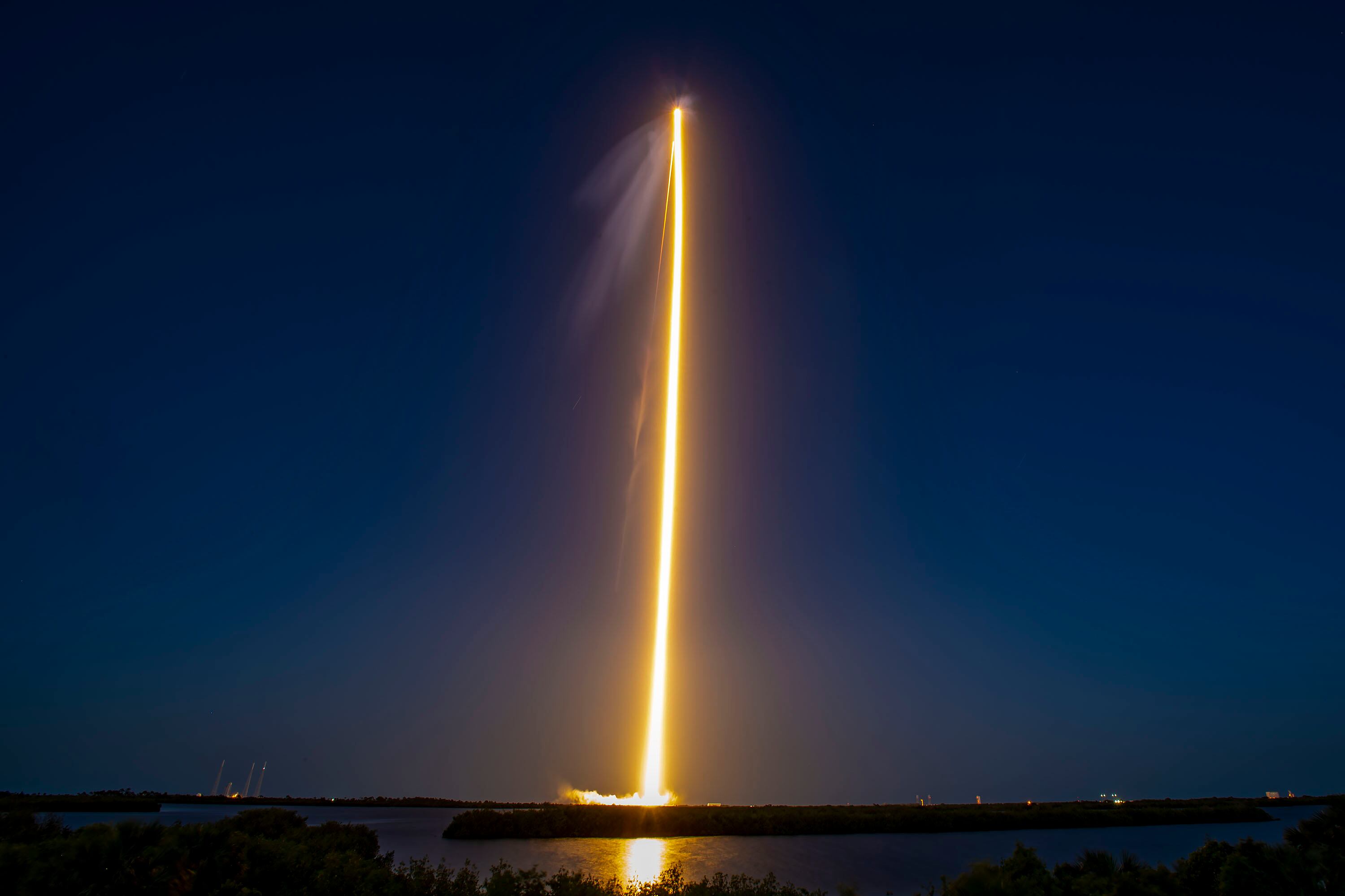 El cohete en el aire.