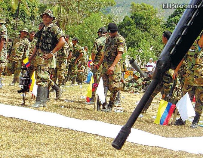 Las Autodefensas Unidas de Colombia (AUC) se desarmaron entre 2003 y 2006 en un proceso de paz con el gobierno de Álvaro Uribe.