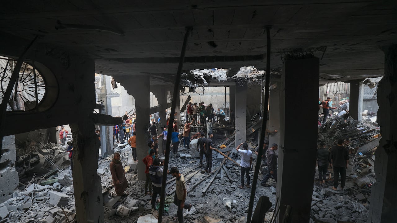 Los palestinos buscan sobrevivientes entre los escombros de un edificio después del bombardeo israelí en Khan Yunis, en el sur de la Franja de Gaza.