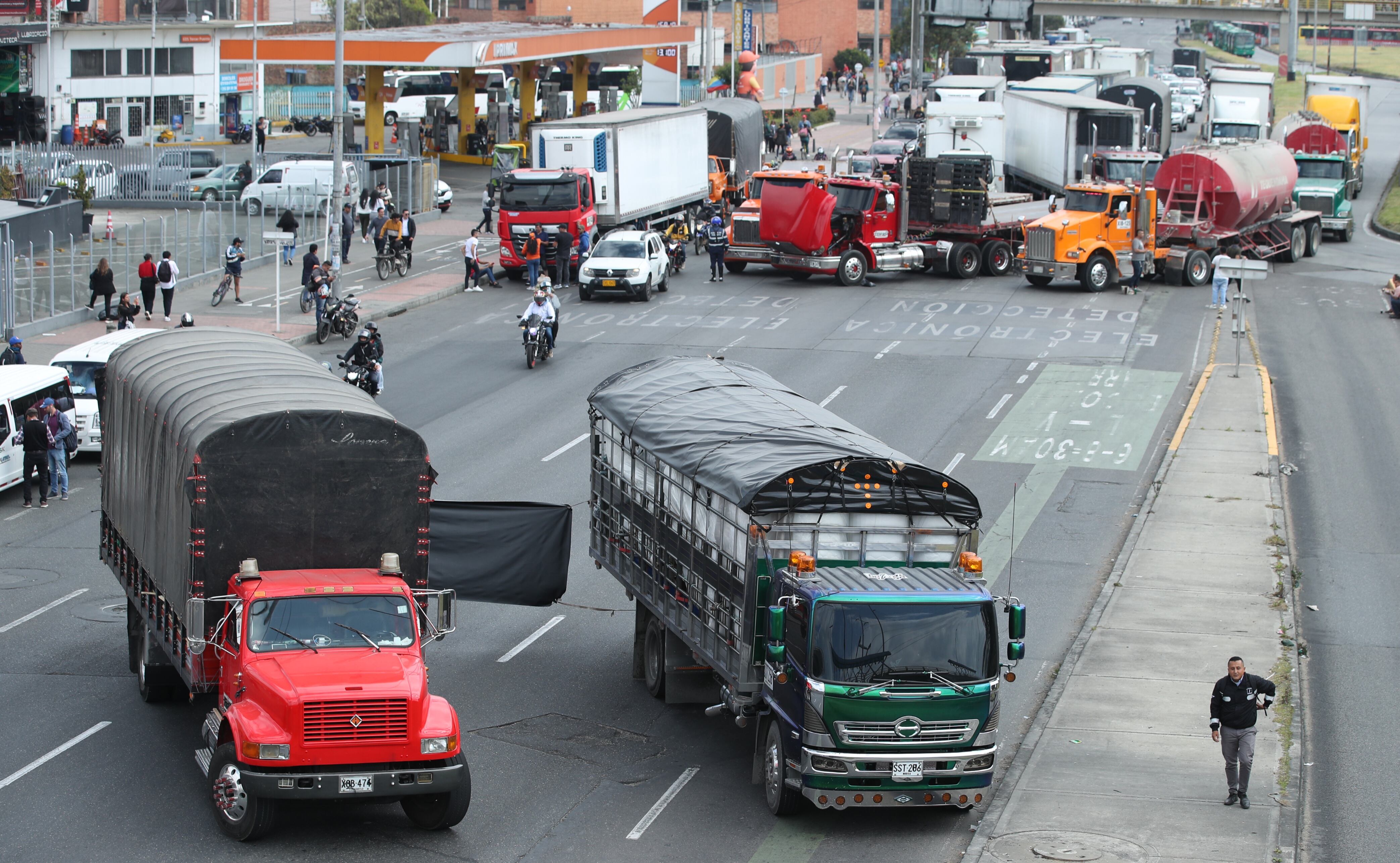 Paro de transportadores, camioneros en la autopista norte con calle 183
protestas por el alza al ACPM