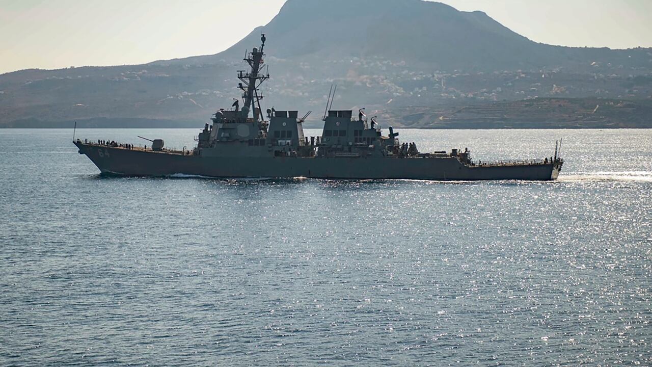 El destructor de misiles guiados USS Carney en la bahía de Souda, Grecia. El buque de guerra estadounidense y varios barcos comerciales fueron atacados el domingo 3 de diciembre de 2023 en el Mar Rojo