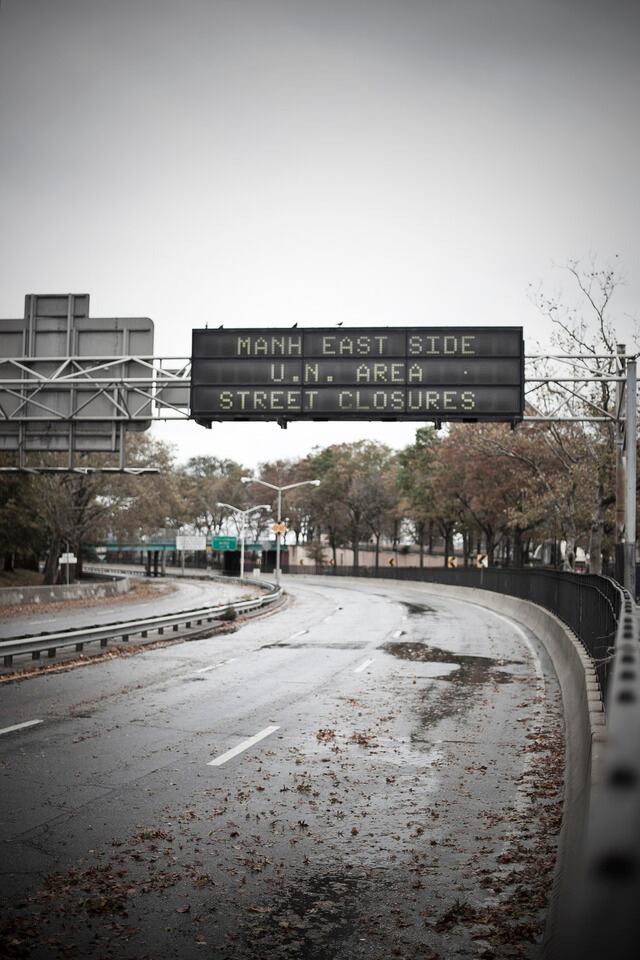 La mayoría de los aeropuertos de la zona operan con normalidad, mientras que la reapertura de puentes y algunos túneles ha facilitado el reparto de alimentos y demás bienes a supermercados y tiendas.