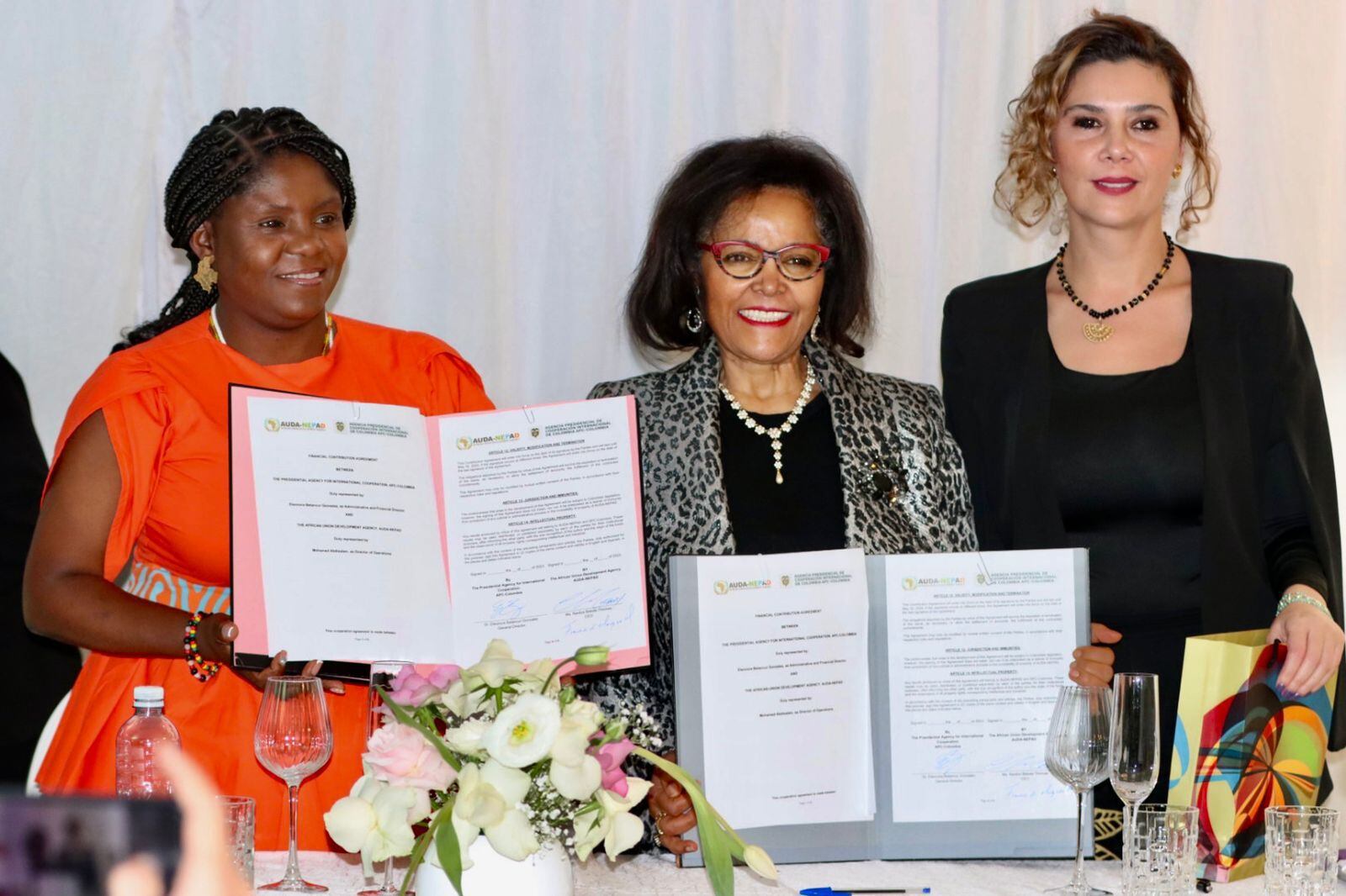 vicepresidenta Francia Márquez y Eleonora Betancur González, directora de la Agencia Presidencial de Cooperación de Colombia, celebran acuerdos en Sudáfrica.