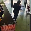 Hernán Roberto Franco se mantuvo en pie varios segundos e, incluso, manipuló su celular después de recibir los disparos.