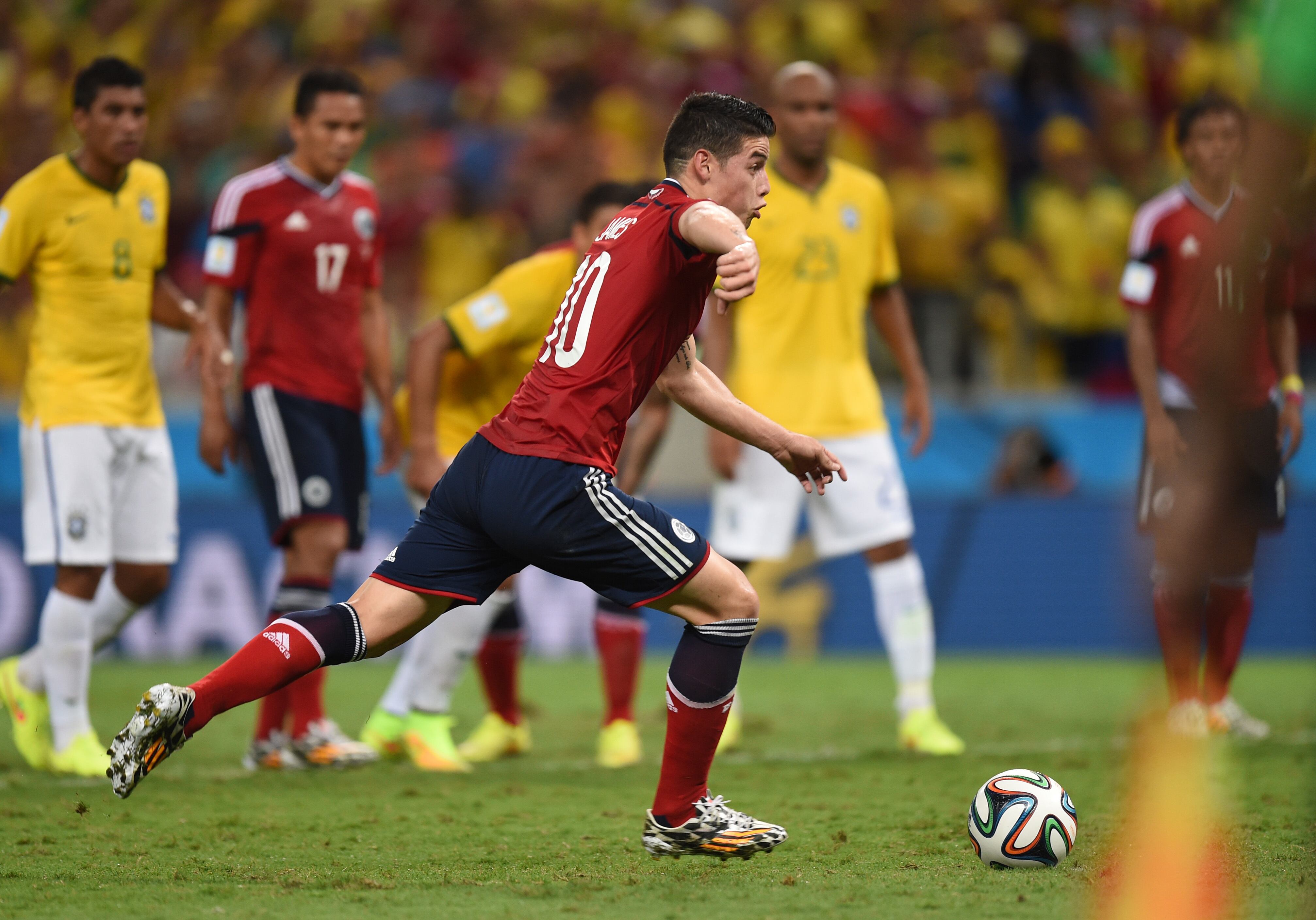 (6) Gol de James a Brasil en los cuartos de final del Mundial 2014.