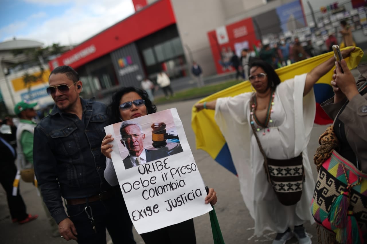 Álvaro Uribe, condenado a 12 años de prisión. Ordenan detención domiciliaria. Lectura de la sentencia, en paloquemao