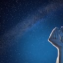 El acto de la oración se considera como sagrado en la cultura religiosa.