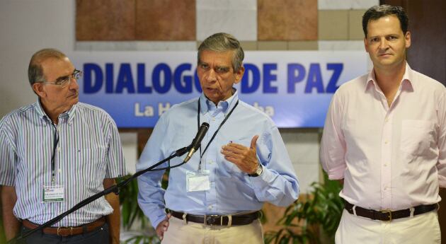 El general Jorge Enrique Mora (centro) pronunciándose junto al resto del equipo negociador en La Habana. Lo acompañan en la foto Humberto de la Calle y Sergio Jaramillo 
