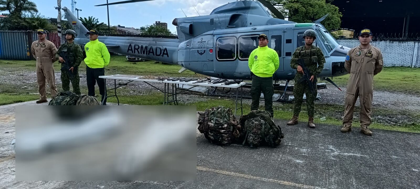 Armada de Colombia y la Policía mostrando los resultados logrados en el ataque contra el "Clan del Golfo" en zona rural de Buenaventura, Valle del Cauca.