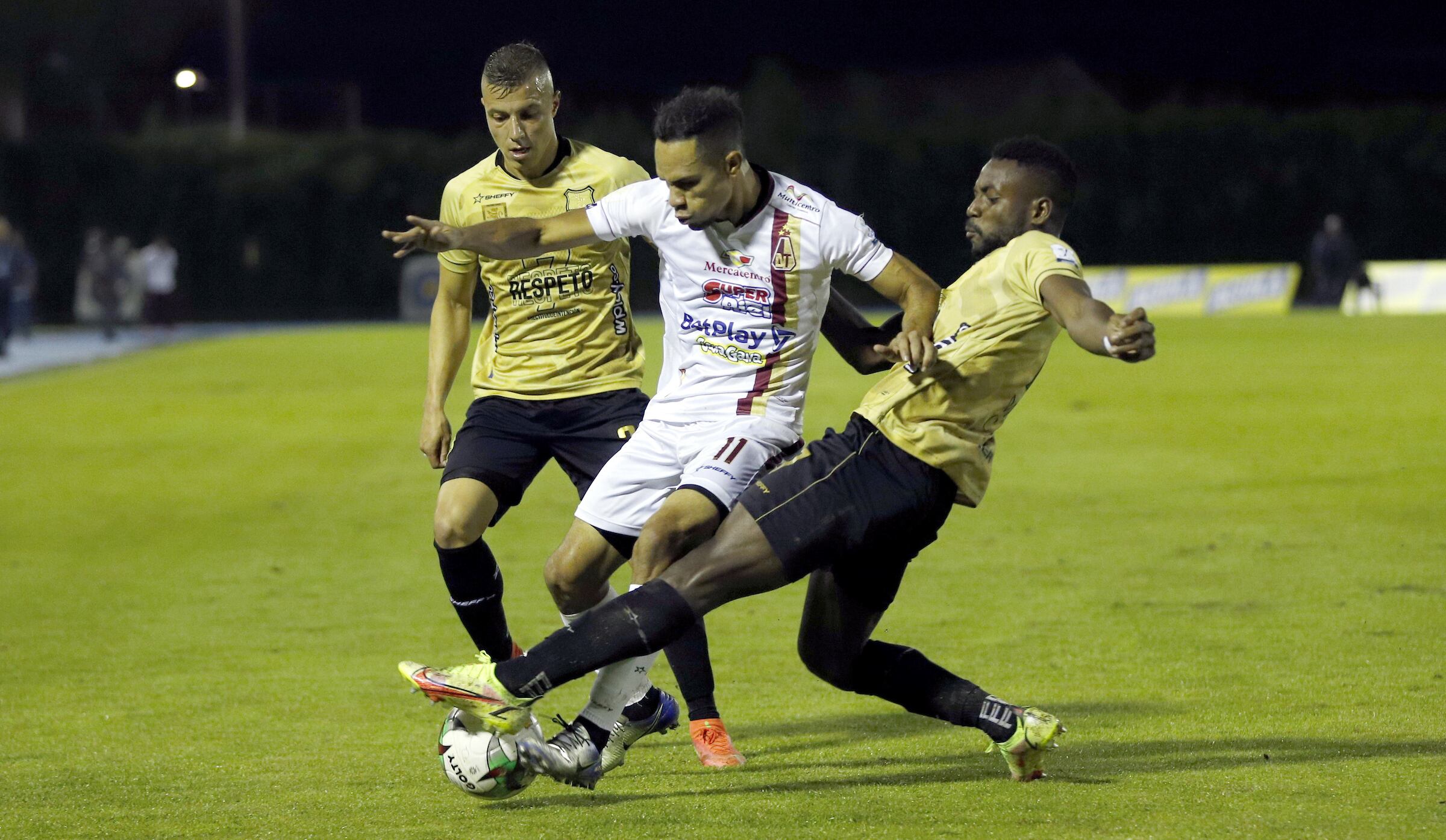 RIONEGRO - COLOMBIA, 02-11-2021:Anderson Plata del Deportes Tolima durante partido por la fecha 17 entre Águilas Doradas y el Deportes Tolima como parte de la Liga BetPlay DIMAYOR II 2021 jugado en el estadio Alberto Grisales de la ciudad de Rionegro. /Anderson Plata of Deportes Tolima during atch for the date 17 between Aguilas Doradas and Deportes Tolima as part BetPlay DIMAYOR League II 2021 played at Alberto Grisales stadium in Rionegro. Photo: VizzorImage / Juan Augusto Cardona / Contribuidor