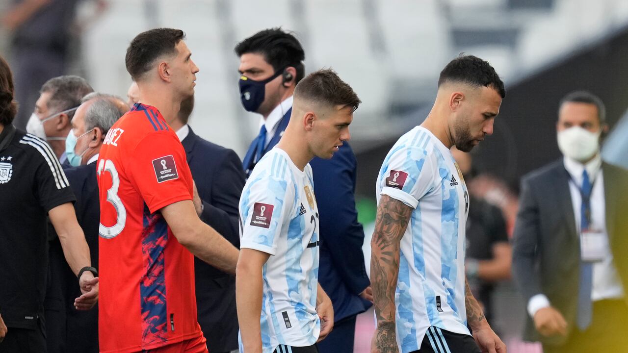 Emiliano Martínez se retira con sus compañeros ante la suspensión del partido.