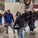 La bochornosa escena se presentó al interior del estadio.