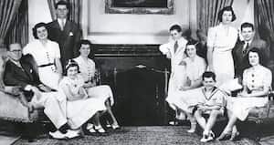 A la izquierda: el padre, Kathleen, John (el presidente), Rosemary y Eunice. A la derecha: Robert, Patricia, Jean, Joe Jr. y la madre. En el piso, Edward.
