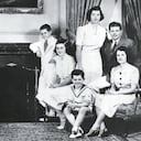 A la izquierda: el padre, Kathleen, John (el presidente), Rosemary y Eunice. A la derecha: Robert, Patricia, Jean, Joe Jr. y la madre. En el piso, Edward.