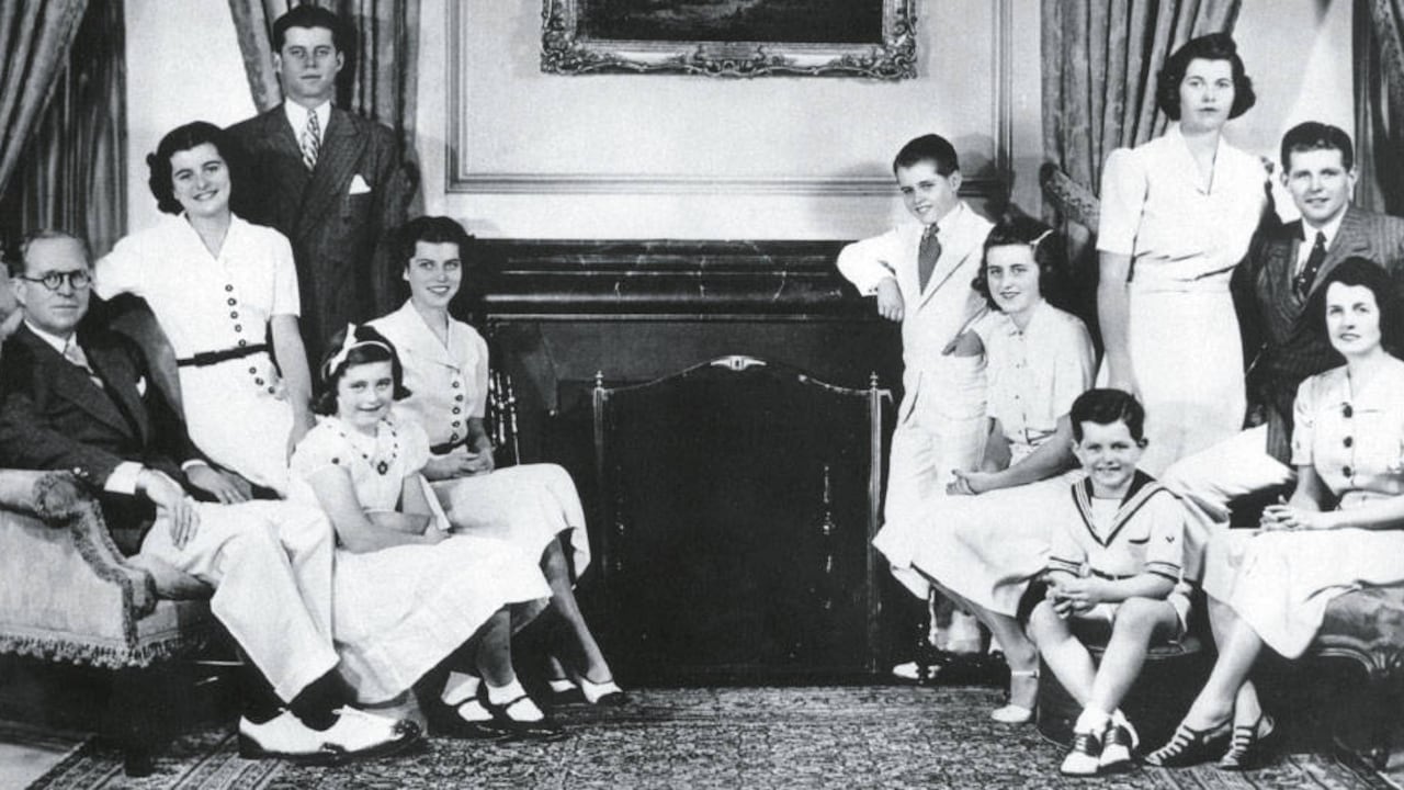 A la izquierda: el padre, Kathleen, John (el presidente), Rosemary y Eunice. A la derecha: Robert, Patricia, Jean, Joe Jr. y la madre. En el piso, Edward.