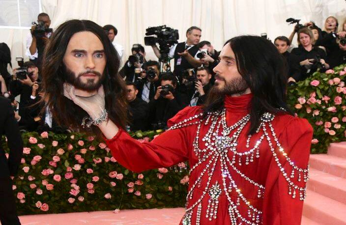 6 de mayo - Jared Leto, sosteniendo un modelo de su propia cabeza, asiste a la gala benéfica del Instituto de Trajes del Museo Metropolitano de Arte que celebra la inauguración de la exhibición "Camp: Notes on Fashion", en Nueva York. FOTO: Charles Sykes / Invision / AP