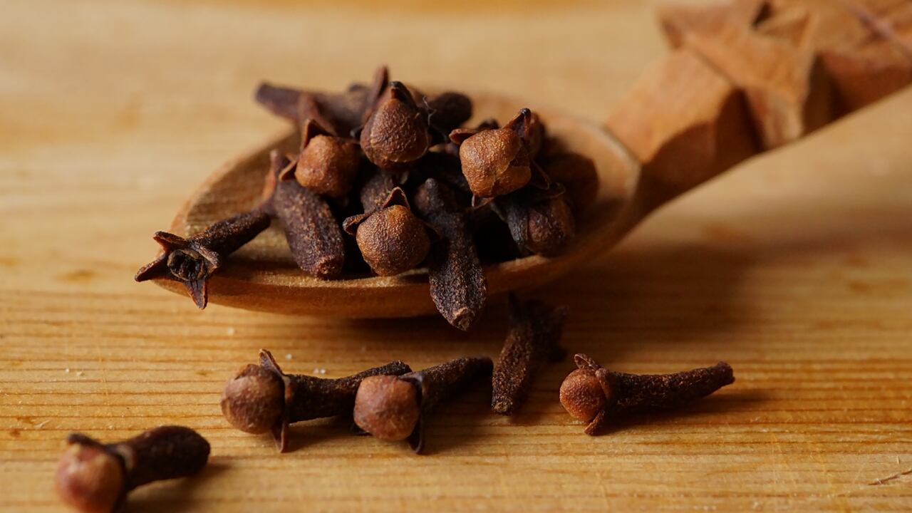 El trabajo del clavo de olor en la nevera para los malos olores.