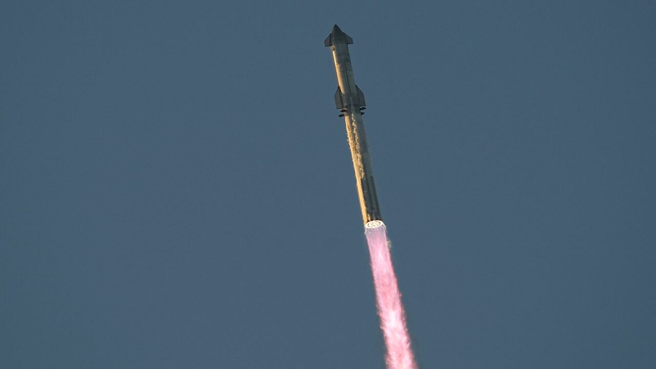 El mega cohete Starship de SpaceX se lanzó para un vuelo de prueba desde Starbase en Boca Chica, Texas