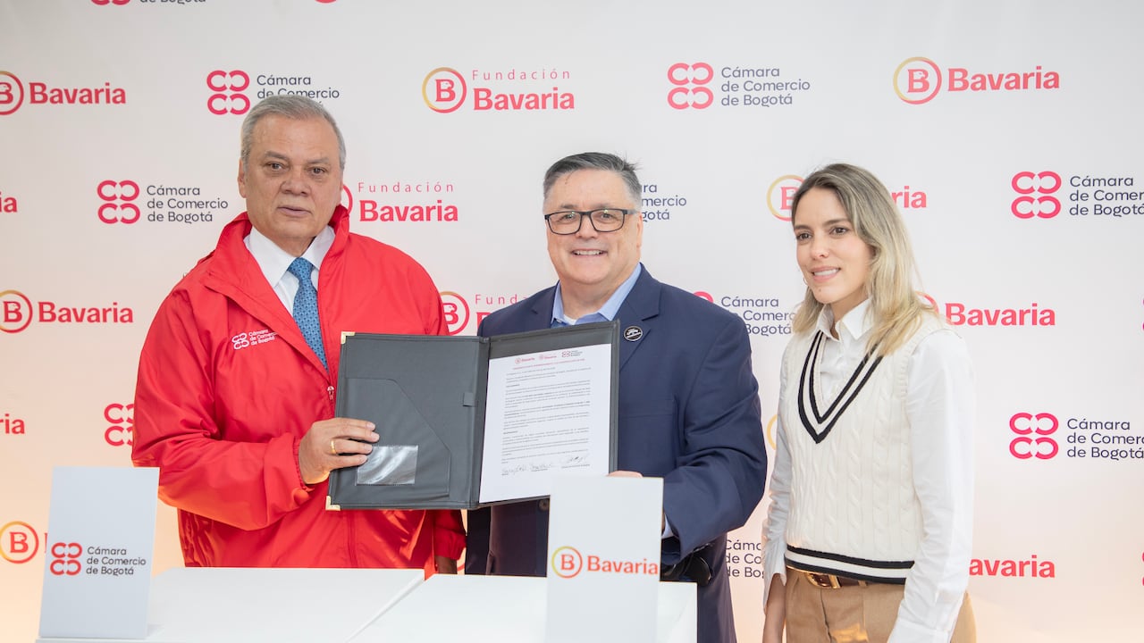 Ovidio Claros Polanco, presidente ejecutivo de la Cámara de Comercio de Bogotá, John Blood. Chief Legal and Corporate Affairs Officer (Bavaria) y Samira Fadul, vicepresidente de Asuntos Corporativos y Legal de Bavaria.