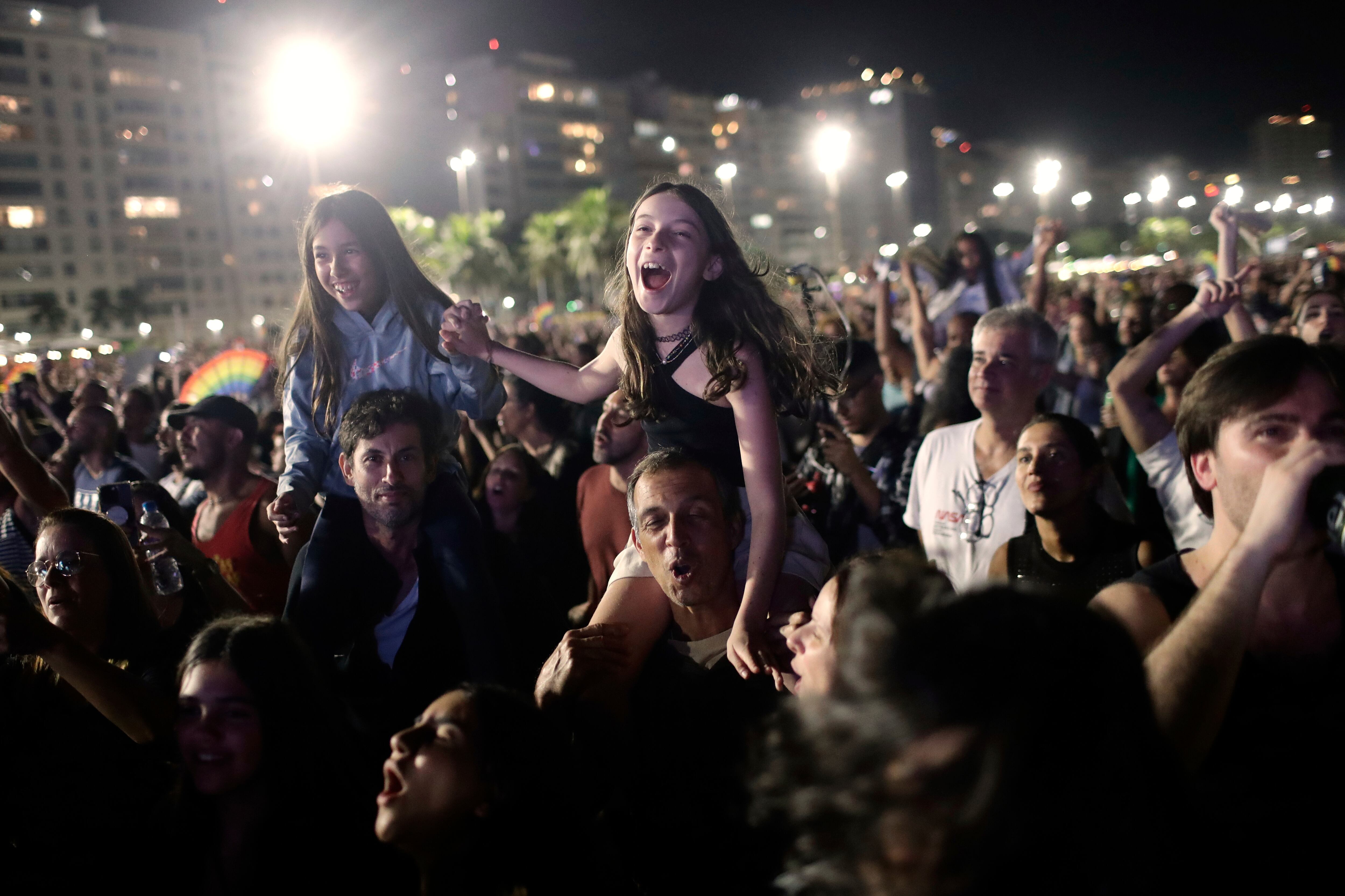Los fanáticos vitorean mientras ven el concierto gratuito de Lady Gaga en la playa de Copacabana, en Río de Janeiro, el sábado 3 de mayo de 2025. (Foto AP/Bruna Prado)