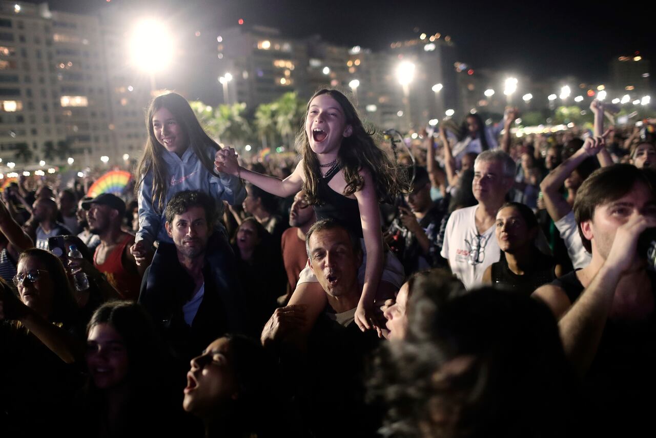 Los fanáticos vitorean mientras ven el concierto gratuito de Lady Gaga en la playa de Copacabana, en Río de Janeiro, el sábado 3 de mayo de 2025. (Foto AP/Bruna Prado)