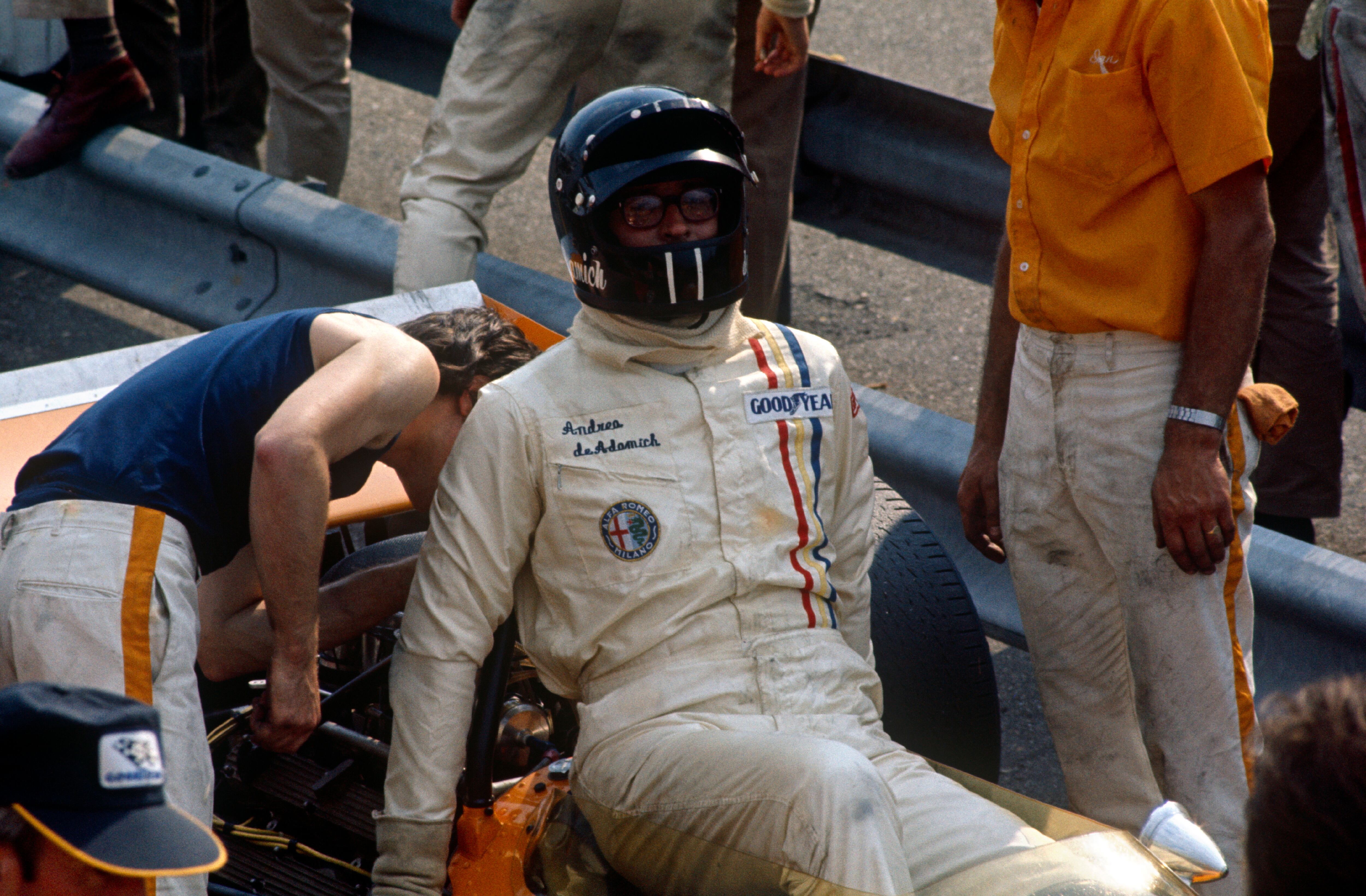 Andrea de Adamich entrando al auto para afrontar una carrera en Europa