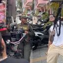 Graban a Yeferson Cossio sosteniendo un arma de la Policía en Chocó