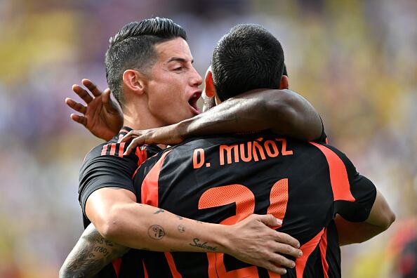 James Rodríguez y Daniel Muñoz abrazan a Jhon Arias, autor del primer gol de Colombia.