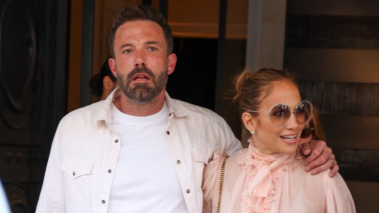 Jennifer Lopez y Ben Affleck fueron vistos dejando el Hotel Costes en Paris, Francia. (Photo by Pierre Suu/GC Images)