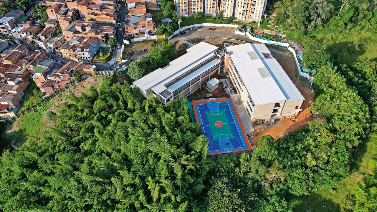 En la I.E. Alejandro Vélez Barrientos se construyó una biblioteca, un laboratorio y un restaurante.