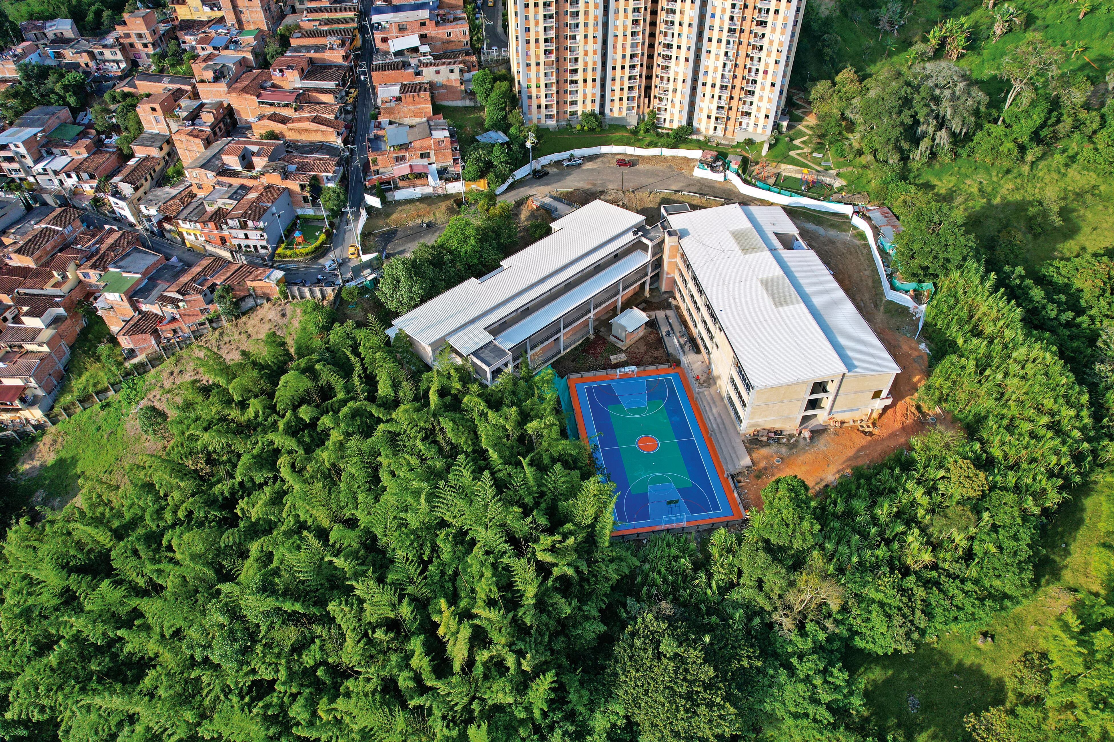 En la I.E. Alejandro Vélez Barrientos se construyó una biblioteca, un laboratorio y un restaurante.