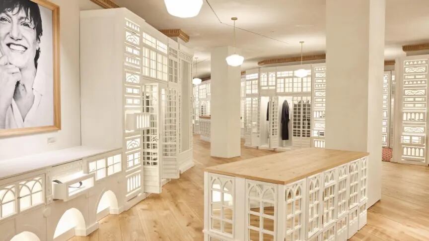 La campaña, titulada “50 Years, 50 Icons”, se presenta como una película de moda en blanco y negro que rinde homenaje a las grandes supermodelos que marcaron época.