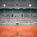 General view of the Philippe Chatrier court with its retractable roof as Germany's Alexander Zverev (L) returns the ball to Serbia's Laslo Djere during their men's singles third round tennis match on Day 6 of The Roland Garros 2021 French Open tennis tournament in Paris on June 4, 2021.
Christophe ARCHAMBAULT / AFP