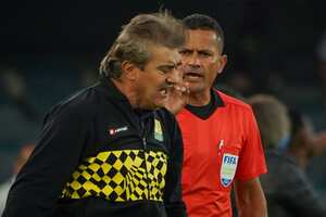 El estratega de Bucaramanga muestra su descontento por el arbitraje en el juego frente a Millonarios