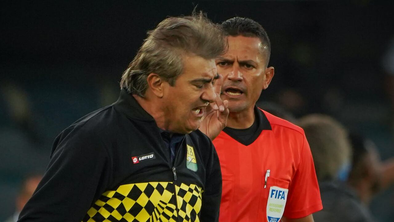 El estratega de Bucaramanga muestra su descontento por el arbitraje en el juego frente a Millonarios