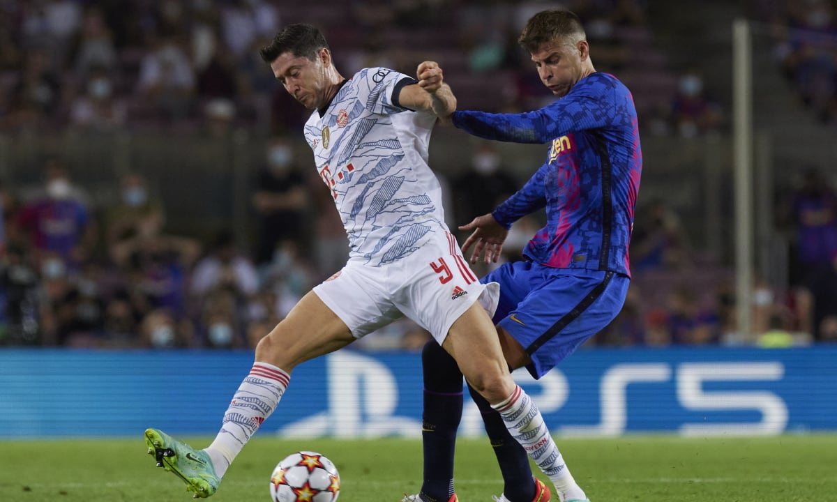 Robert Lewandowski y Gerard Piqué disputan el balón durante el encuentro que termin 3-0 a favor del Bayern Múnich en Camp Nou