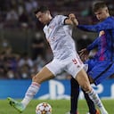 Robert Lewandowski y Gerard Piqué disputan el balón durante el encuentro que termin 3-0 a favor del Bayern Múnich en Camp Nou