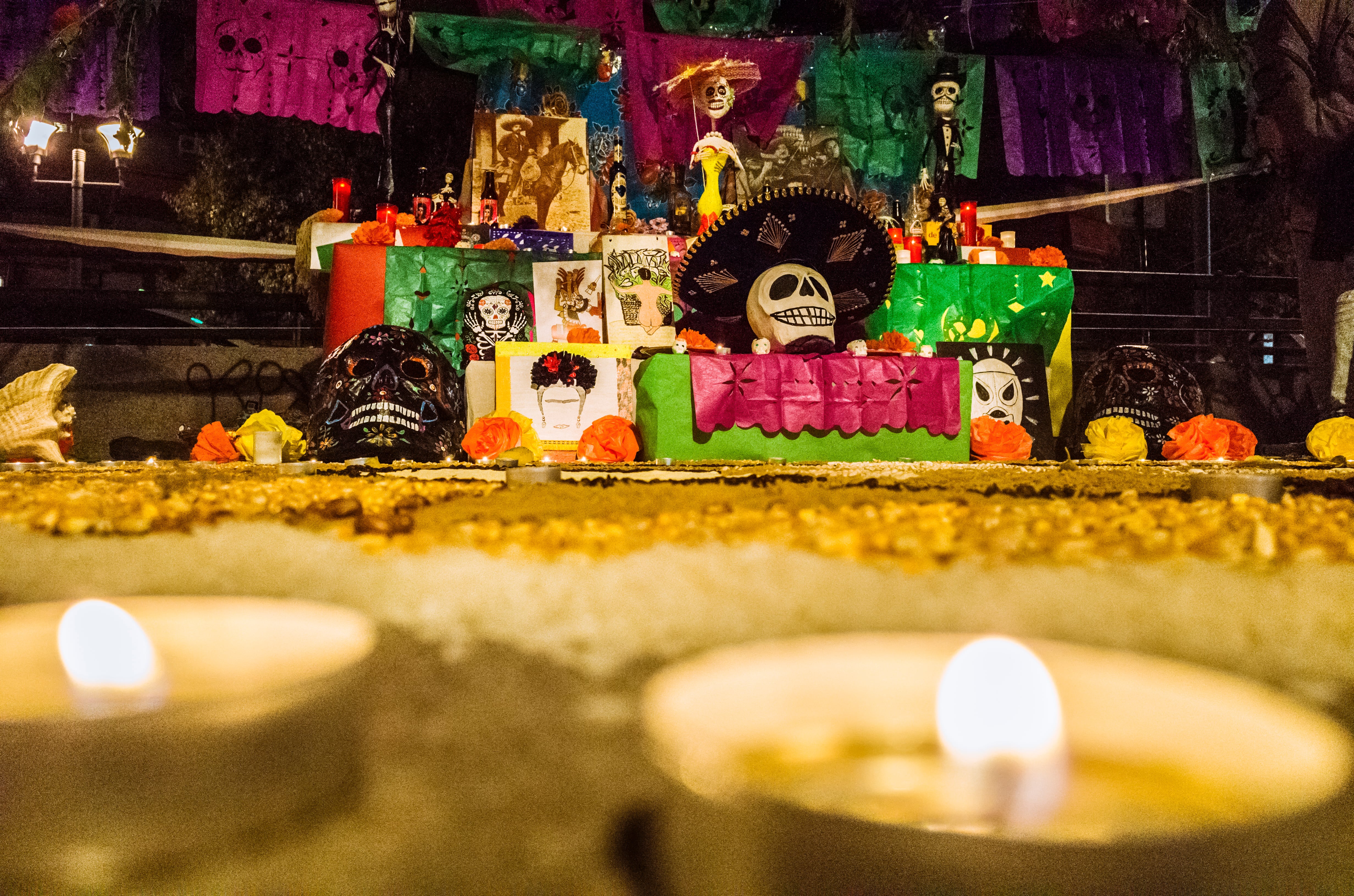 Velas rodean un altar del Día de Muertos.