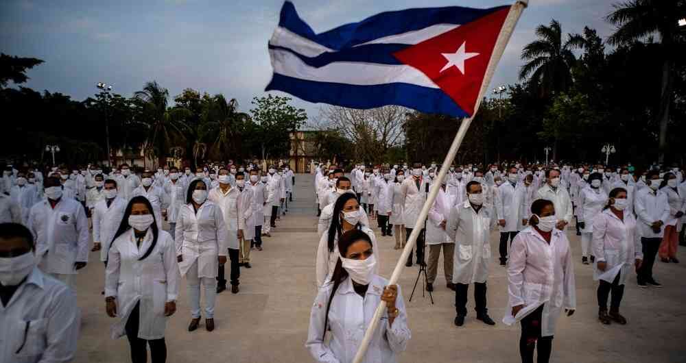 En Colombia hay controversia por la propuesta de algunos alcaldes de traer médicos cubanos que ayuden a atender la emergencia de la covid-19.