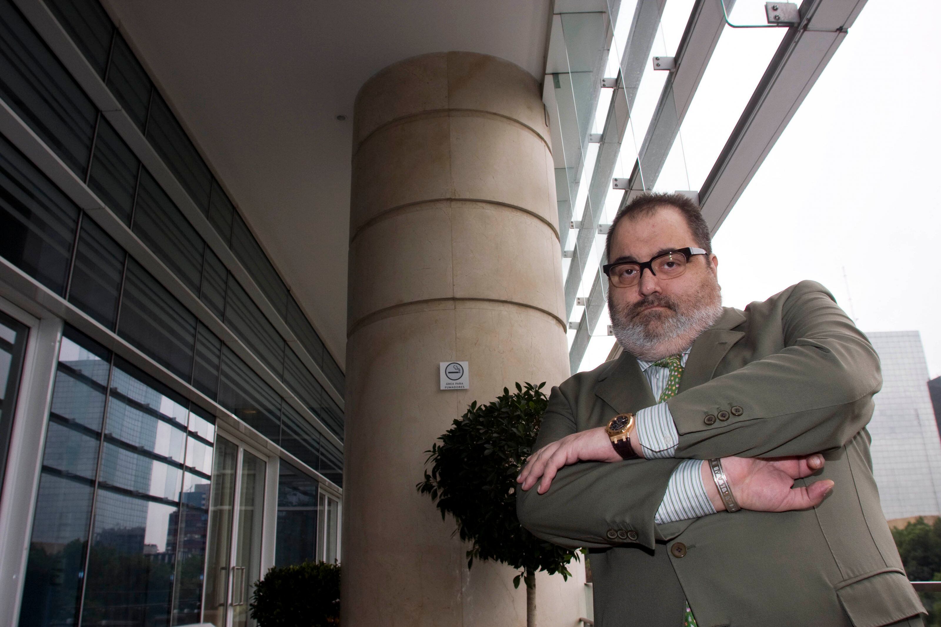 El periodista Jorge Lanata posa para una fotografía durante una sesión de fotos el 8 de julio de 2010 en Ciudad de México, México. (Foto de Marcos Delgado/Clasos.com/LatinContent vía Getty Images)