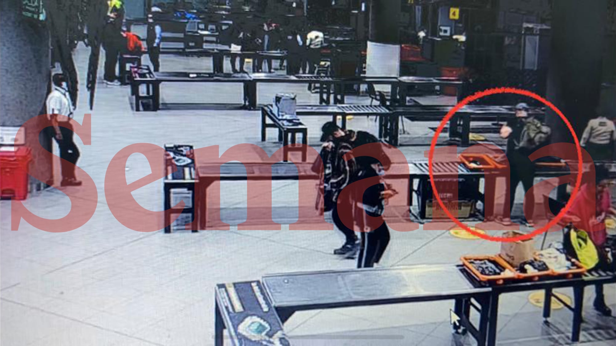 Imágenes exclusivas de John Poulos saliendo del aeropuerto El Dorado de Bogotá