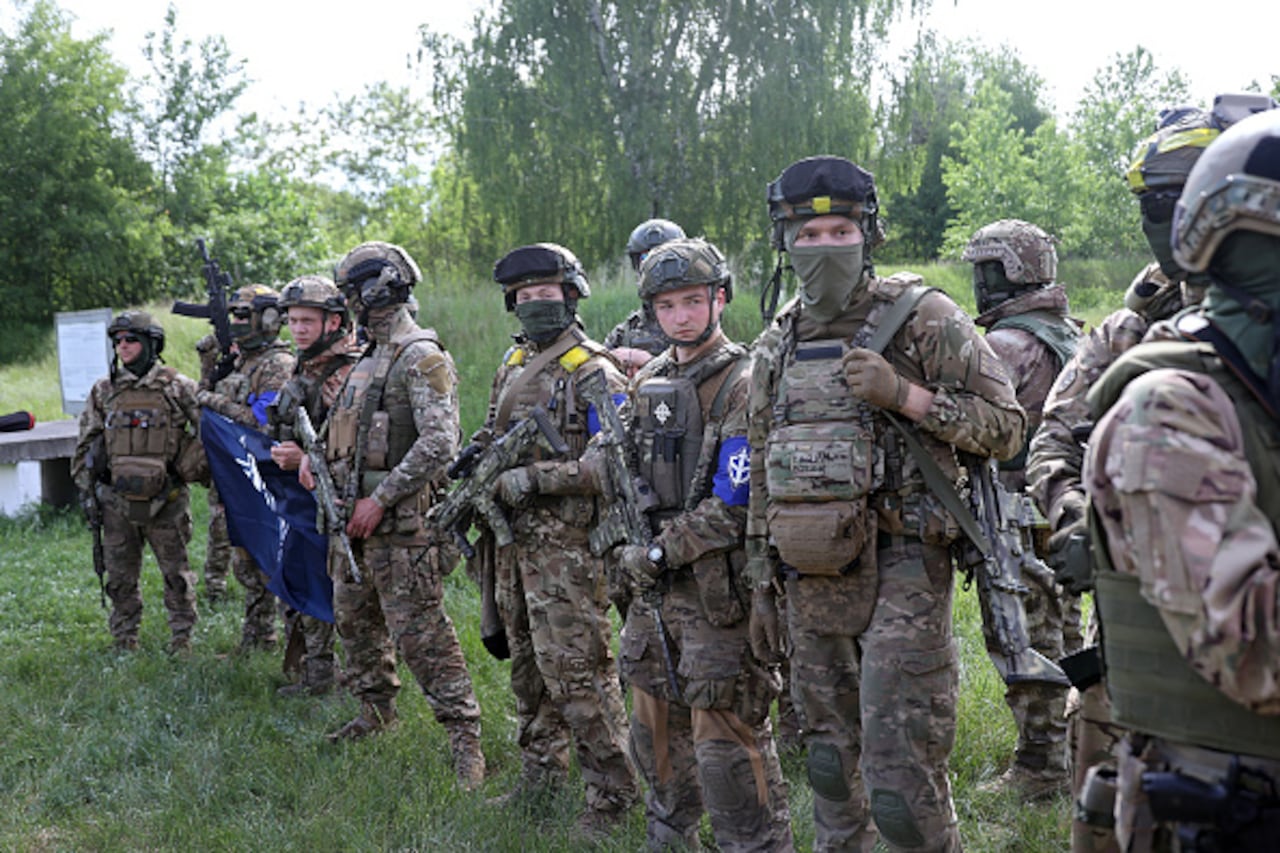 Representantes de la Legión de la Libertad de Rusia y el Cuerpo de Voluntarios Rusos (RDK) celebran una sesión informativa cerca de la frontera en el norte de Ucrania. . (Photo credit should read Vyacheslav Madiyevskyy/Future Publishing via Getty Images)