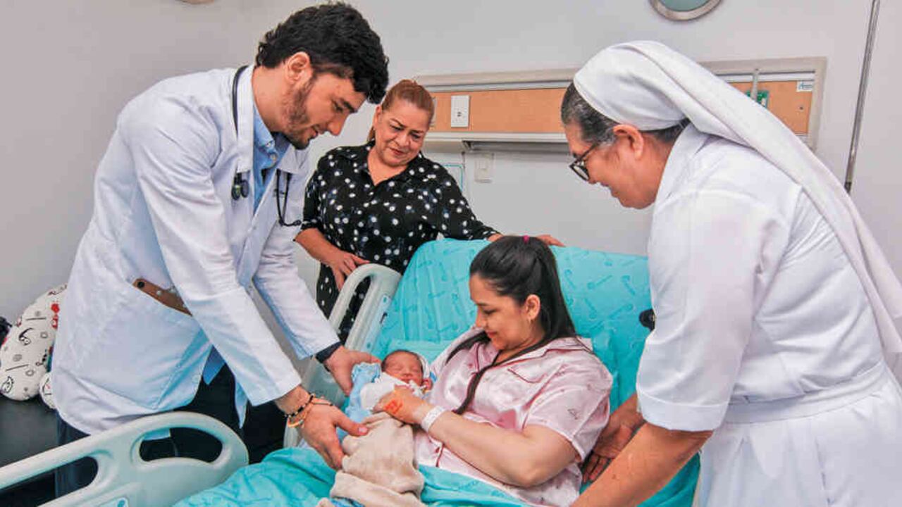 Las Hermanas Franciscanas visitan a diario a los pacientes y les dan apoyo espiritual.