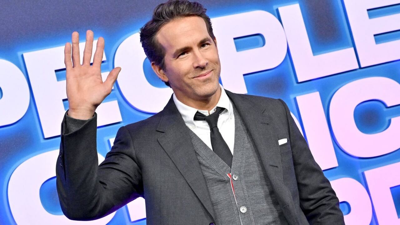 El actor Ryan Reynolds recibió el Icon Award en los People's Choice Awards.