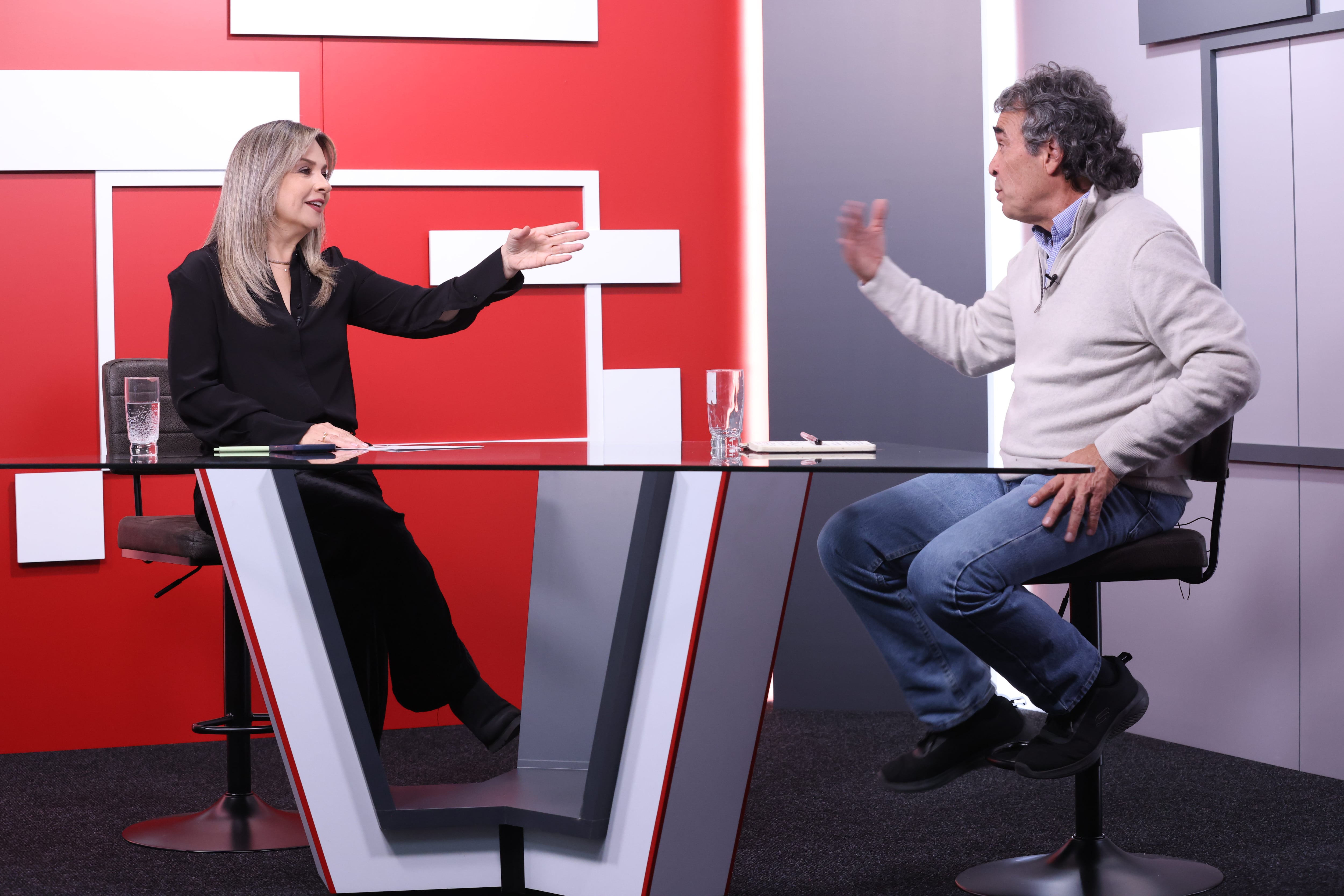 Vicky Davila entrevistará en vivo a Sergio Fajardo
Domingo 3 mayo 2026
