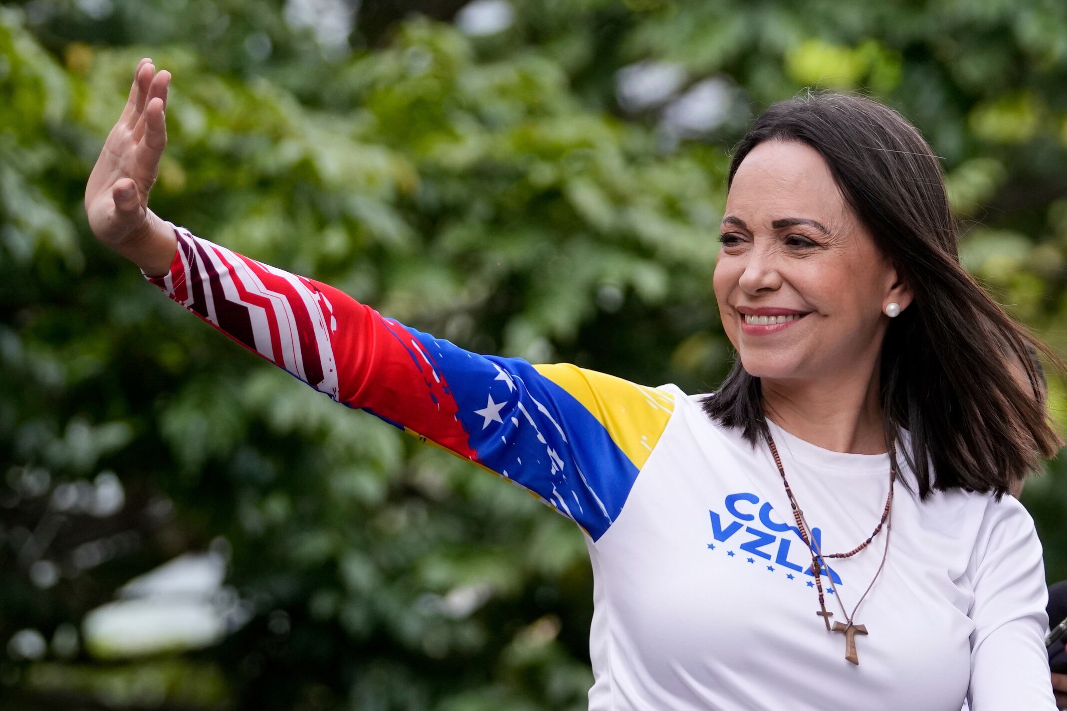 La líder de la oposición María Corina Machado saluda desde lo alto de un camión durante el mitin de cierre de campaña electoral del candidato presidencial Edmundo González en Caracas, Venezuela, el jueves 25 de julio de 2024. (Foto AP/Matías Delacroix, archivo)