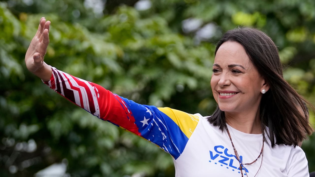 La líder de la oposición, María Corina Machado, saluda desde lo alto de un camión durante el mitin de cierre de campaña electoral del candidato presidencial Edmundo González en Caracas, Venezuela, el jueves 25 de julio de 2024. (Foto AP/Matías Delacroix, archivo)